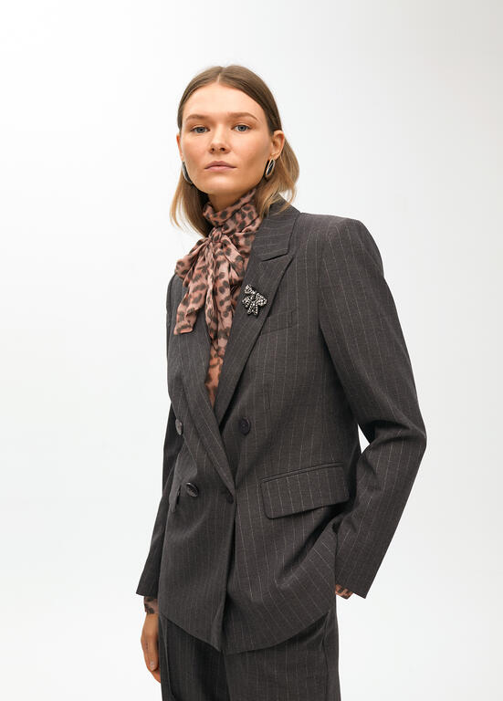 BLAZER GESSATO CON GIOGLIELLO LOLA CASADEMUNT